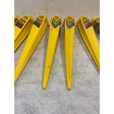 Juego de 13 estacas de anclaje multiusos para exteriores LTL Home Products de 15" y 13" amarillas