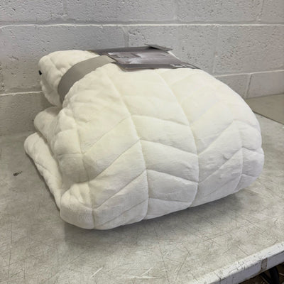 Beekman Home Full/Queen Quilt Set 2 Pillow Shams Plush, Stitching Design - White