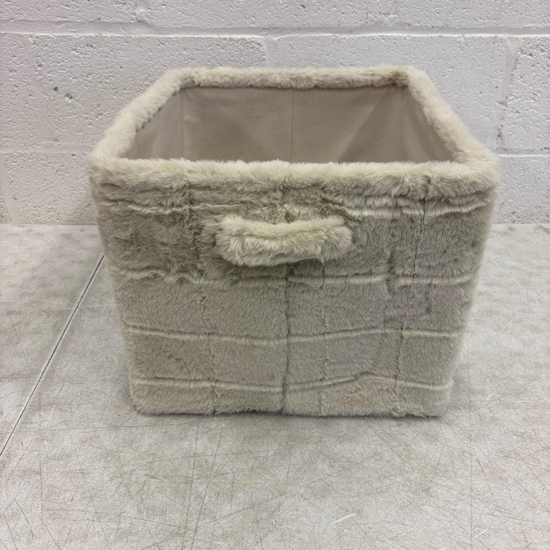 Koolaburra by Ugg Soft Fuzzy Storage Bin 17"x15"x12" Basket with Handles, White