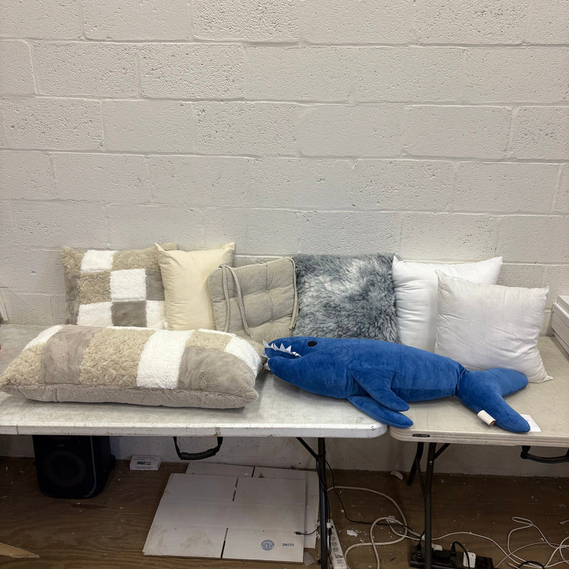 Assorted-8-Pillows, Square, Rectangular & Accent Throw Pillows w Cushion