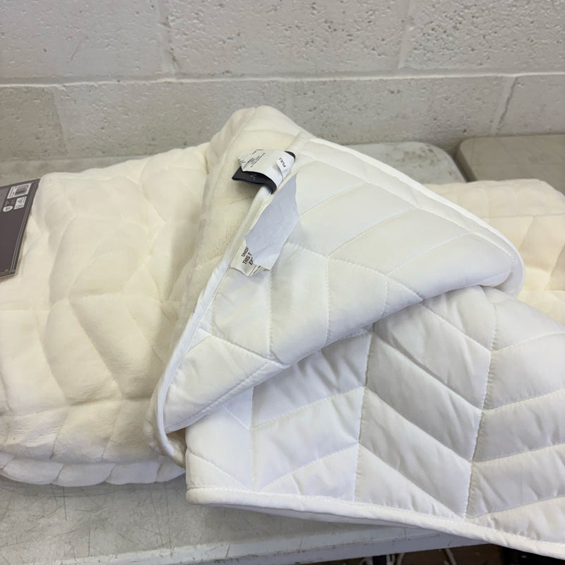 Beekman Home Full/Queen Quilt Set 2 Pillow Shams Plush, Stitching Design - White