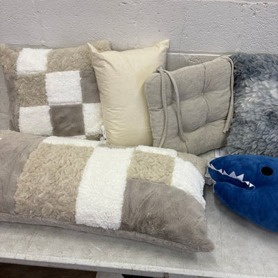 Assorted-8-Pillows, Square, Rectangular & Accent Throw Pillows w Cushion