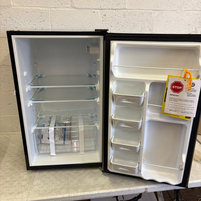 Midea 4.4cu ft Compact Refrigerator Freestanding Adjustable Shelves Temp Control