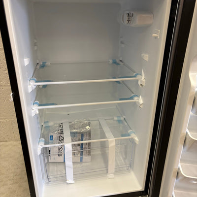 Midea 4.4cu ft Compact Refrigerator Freestanding Adjustable Shelves Temp Control