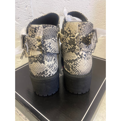 NEW Qupid Snake Leather Boots Tressa-22x Stone/Black Women's Size 6