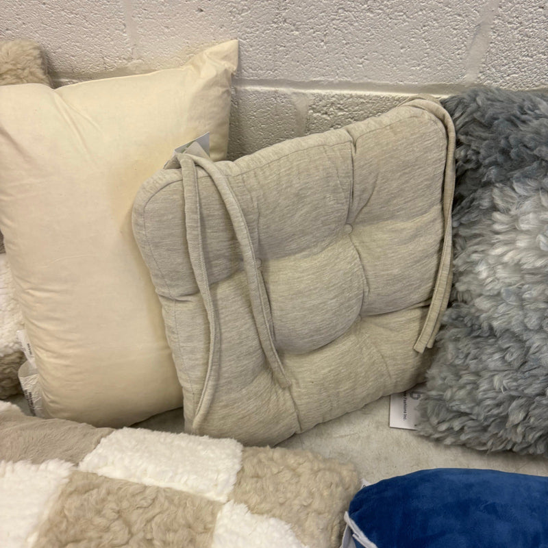 Assorted-8-Pillows, Square, Rectangular & Accent Throw Pillows w Cushion