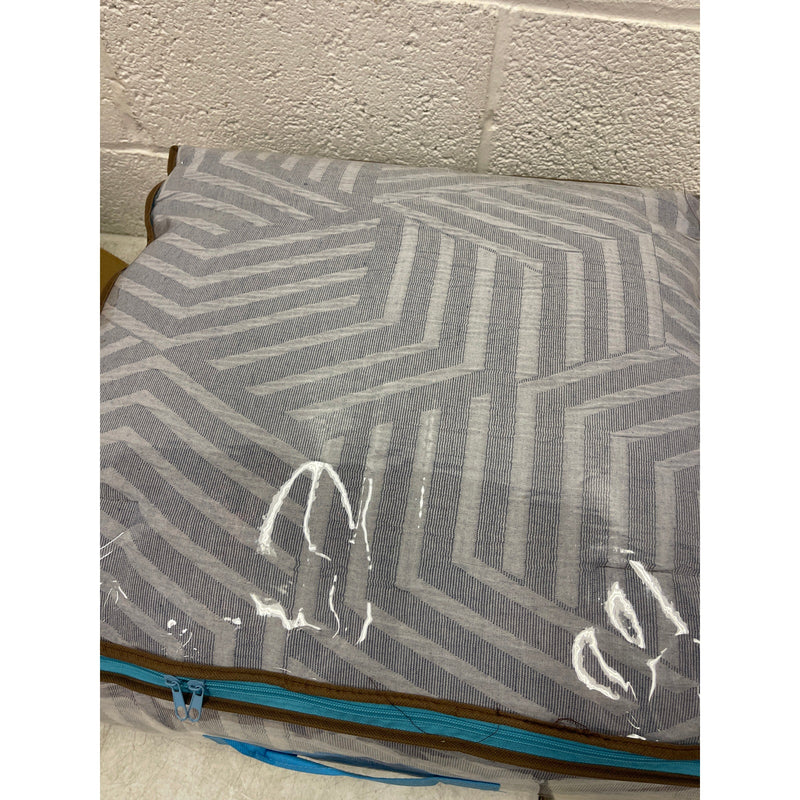 Urban Habitat Queen Comforter Set w 2 Shams Geometric Matelasse Jacquard