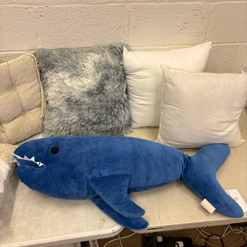 Assorted-8-Pillows, Square, Rectangular & Accent Throw Pillows w Cushion