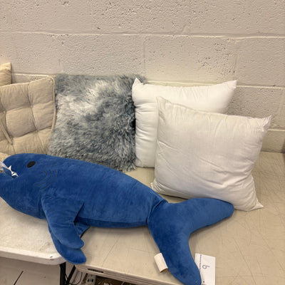 Assorted-8-Pillows, Square, Rectangular & Accent Throw Pillows w Cushion