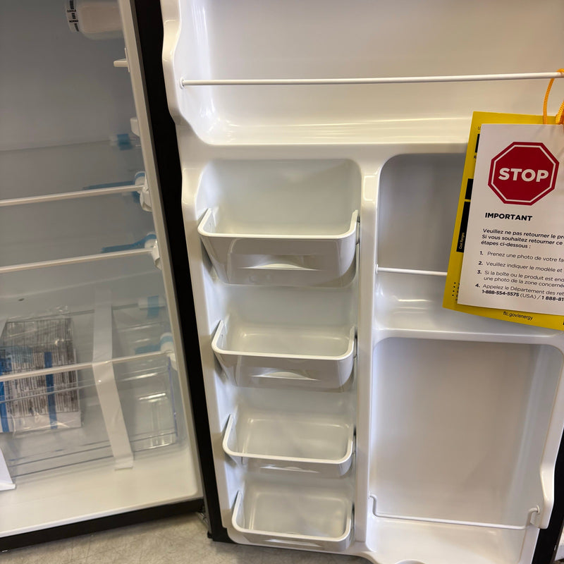 Midea 4.4cu ft Compact Refrigerator Freestanding Adjustable Shelves Temp Control